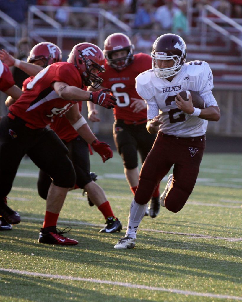 Holmen QB Zimmerman bounces one outside. Photo by Carrie Bergum.